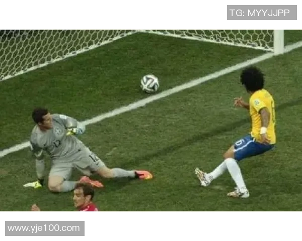 足球明星乌龙球引发热议赛场意外成焦点球迷反应各异 足球明星乌龙球引发热议赛场意外成焦点球迷反应各异